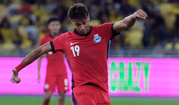 Ilhan Fandi giúp Singapore nâng tỷ số lên thành 2-1 với một siêu phẩm ngả người móc bóng. Ảnh: Getty Images.