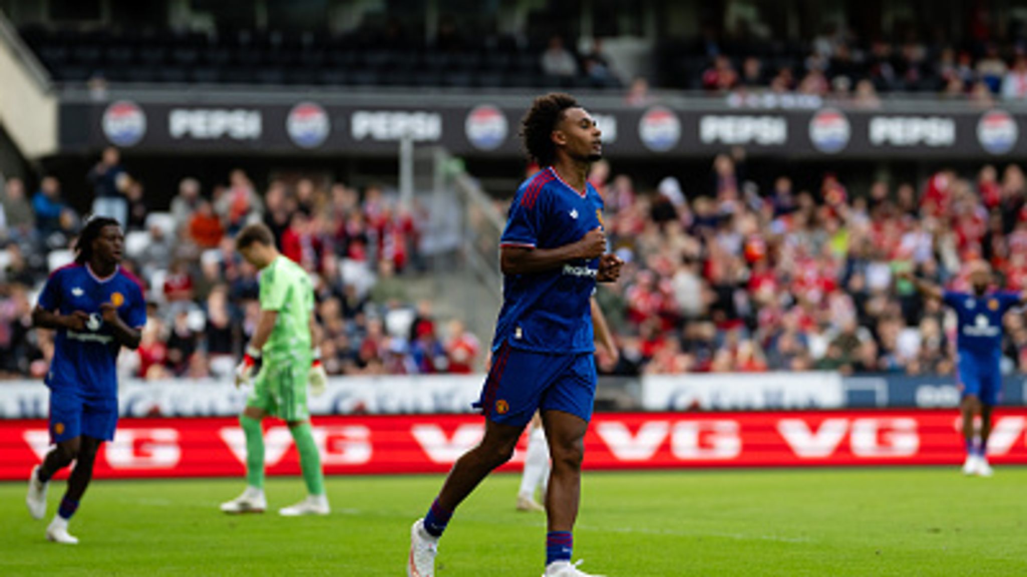 Zirkzee đã có trận đấu ấn tượng cho MU. Ảnh: Sky Sports.