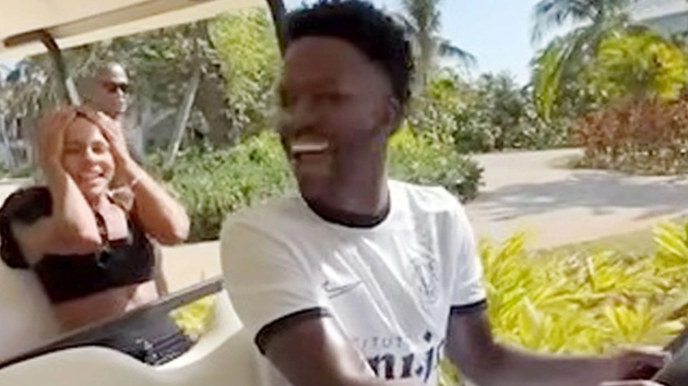 Ảnh bài viết Vinicius Junior đâm xe golf vào bồn hoa khiến bạn gái cười ngất