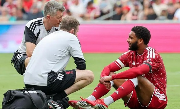 Joe Gomez dính chấn thương ở ngay giai đoạn tiền mùa giải. Ảnh: Getty.