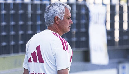 Mourinho đang gánh trên vai trách nhiệm phục hưng Real. Ảnh: Getty Images.