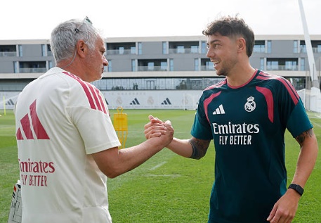 Cái bắt tay của Mourinho với Fede Valverde. Ảnh: Getty Images.