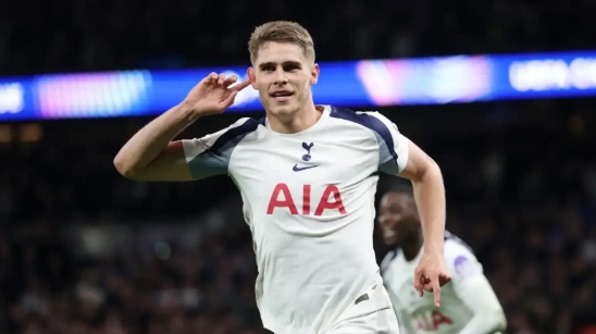 Van de Ven hào hứng khi nói về kế hoạch của Tottenham mùa tới. Ảnh: Getty Images.