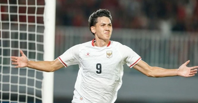 ''Người khổng lồ'' Mitchell Baker vừa lập hat-trick cho Indonesia. Ảnh: PSSI.