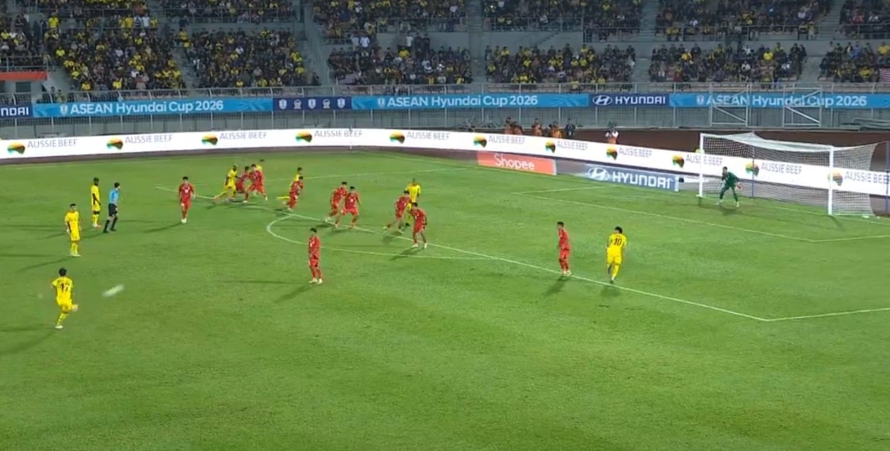 Josue suýt mở tỷ số cho Malaysia.
