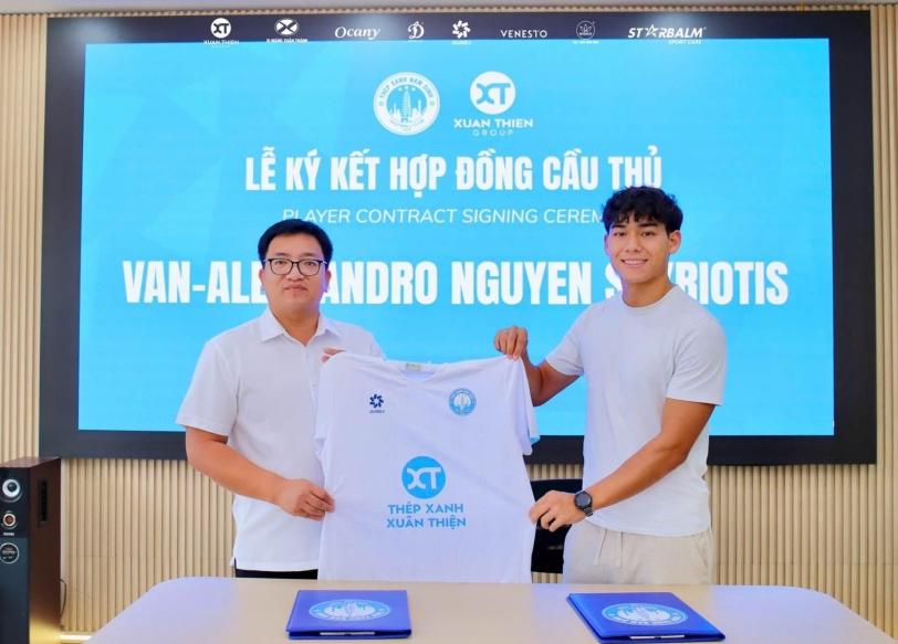 Nam Định ra mắt tân binh Việt kiều Áo Van-Alessandro Nguyen Skyriotis. Ảnh: Nam Định