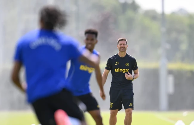Ảnh bài viết Alonso sẽ xếp đội hình Chelsea ra sao với Henderson và Welbeck?
