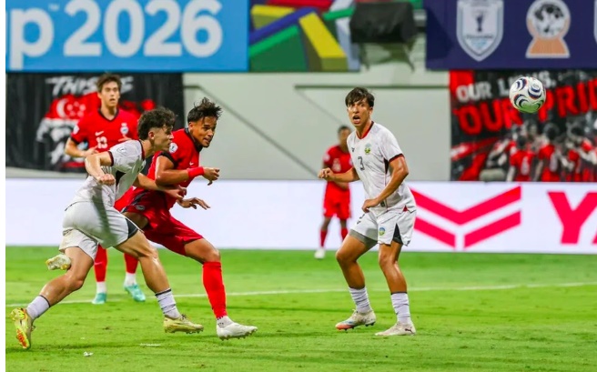Singapore nổi tiếng với những t&igrave;nh huống kh&ocirc;ng chiến hiệu quả. Nhưng họ sẽ phải đối đầu với d&agrave;n cầu thủ sở hữu thể h&igrave;nh l&yacute; tưởng của Việt Nam. Ảnh: The Straits Times.