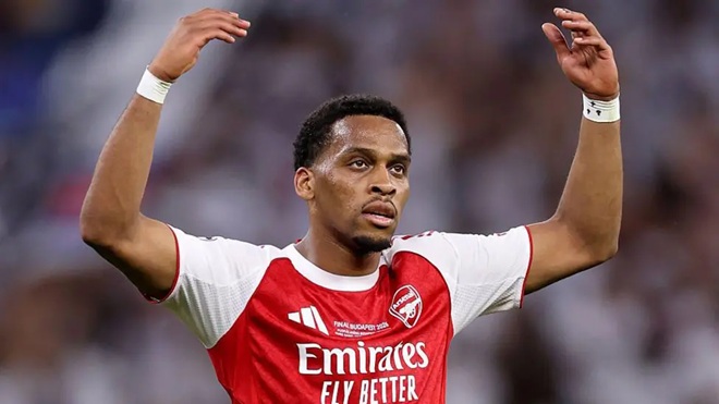 Ảnh bài viết Jurrien Timber rời trại tập huấn của Arsenal vì chấn thương háng