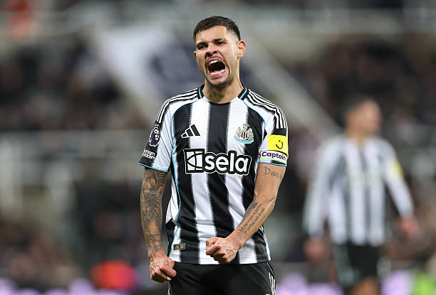 Bruno Guimaraes sẽ ngay lập tức nâng tầm hàng tiền vệ Arsenal. Ảnh: Getty Images.