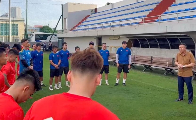 Ông Trần Quốc Tuấn đến thăm đội tuyển Việt Nam. Ảnh: VFF