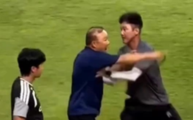 Trợ lý phải can ngăn HLV Park. Ảnh: Cắt từ clip Facebook.