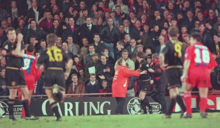 Cantona trả gi&aacute; đắt sau c&uacute; đ&aacute; v&agrave;o kh&aacute;n giả. Ảnh: Getty Images.