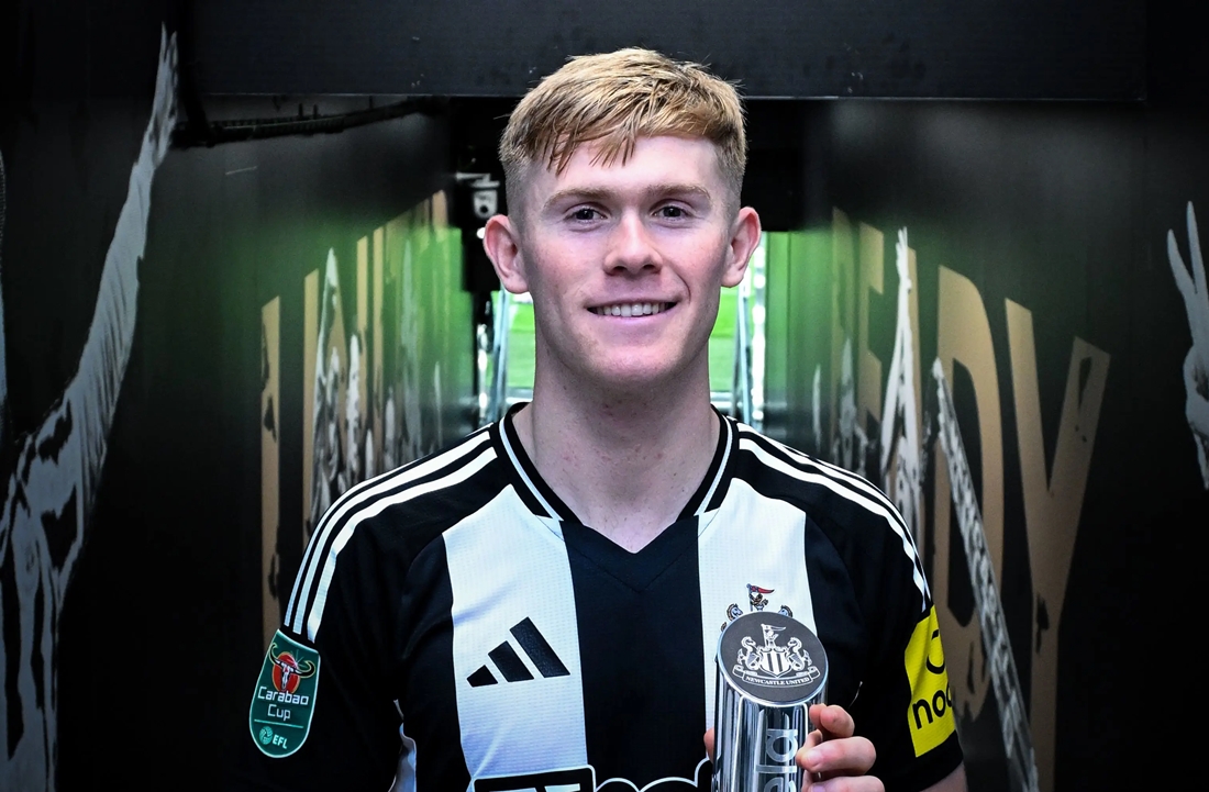 Lewis Hall trẻ hơn Shaw 10 tuổi v&agrave; c&oacute; tiềm năng lớn. Ảnh: Newcastle United FC.