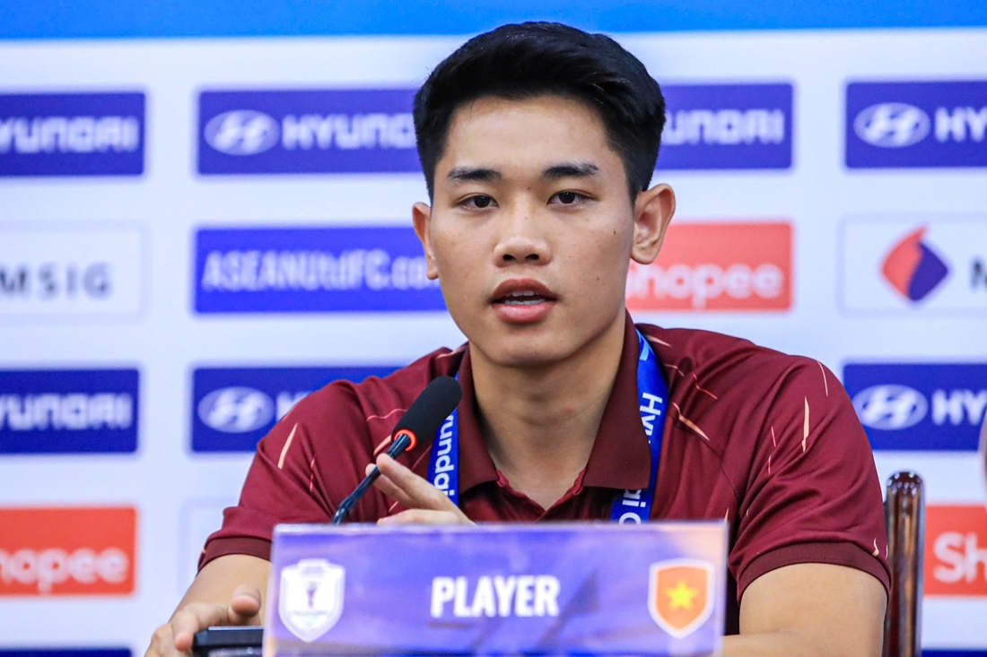 Tiền đạo Nguyễn Đ&igrave;nh Bắc trong buổi họp b&aacute;o trước trận gặp Singapore. Ảnh: VFF.