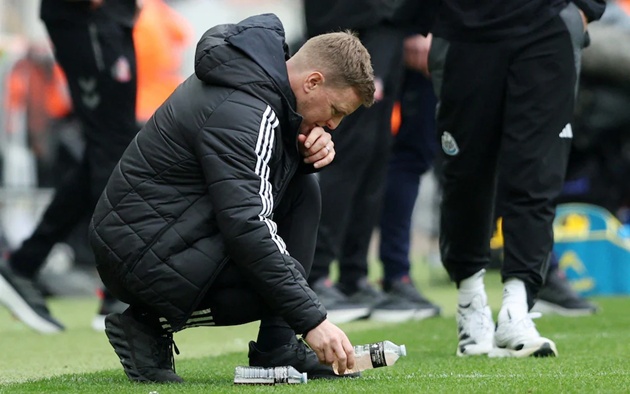 Howe lo ngại ông không còn đủ sức để tiếp tục làm HLV Newcastle. (Ảnh: Telegraph)
