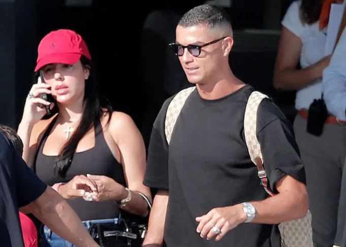 Ronaldo hạnh phúc bên Georgina Rodriguez. Ảnh: Splash.