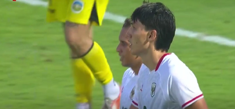 Mitchell Baker n&acirc;ng tỷ số l&ecirc;n 3-0 cho Indonesia, b&agrave;n thắng gi&uacute;p anh vượt qua Nguyễn Đ&igrave;nh Bắc để vươn l&ecirc;n giữ vị tr&iacute; số 1 trong cuộc đua Vua ph&aacute; lưới ASEAN Cup với 4 pha lập c&ocirc;ng so với 3 của tiền đạo tuyển Việt Nam. Ảnh chụp m&agrave;n h&igrave;nh (VTV).
