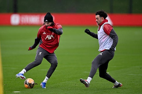 Dominik Szoboszlai v&agrave; Curtis Jones đ&atilde; c&oacute; lời qua tiếng lại sau chiến thắng Wrexham. Ảnh: Getty Images.