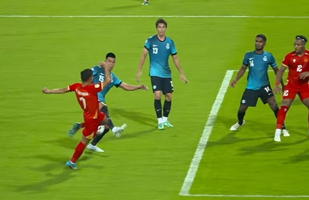 Kh&ocirc;ng c&oacute; penalty cho Việt Nam ở t&igrave;nh huống n&agrave;y. (Ảnh: Chụp m&agrave;n h&igrave;nh FPT)