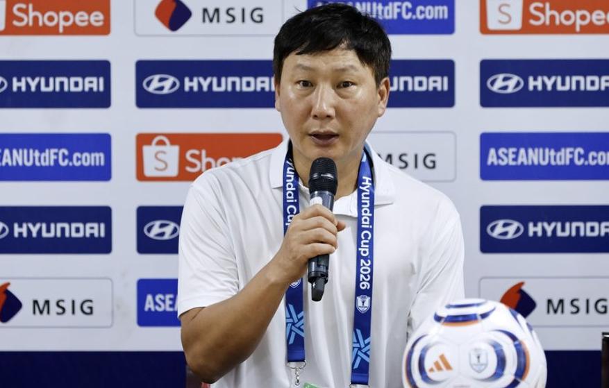 &Ocirc;ng Kim Sang-sik chỉ ra l&yacute; do giữ Quang Hải lại tr&ecirc;n s&acirc;n. Ảnh: VFF