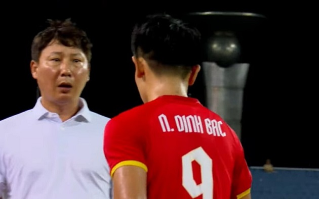 HLV Kim Sang-sik không hài lòng với Đình Bắc. Ảnh chụp màn hình.