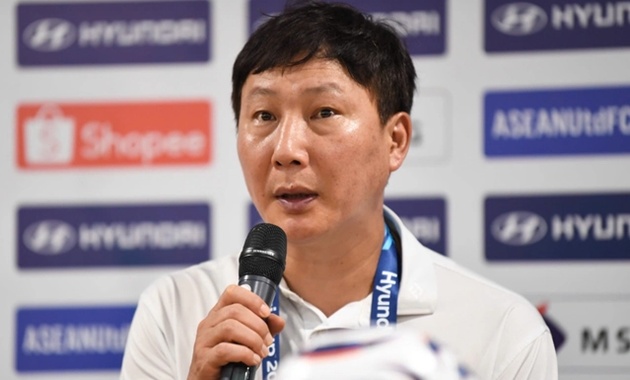 &Ocirc;ng Kim Sang-sik tiết lộ l&yacute; do r&uacute;t Đ&igrave;nh Bắc ra sớm. Ảnh: VFF