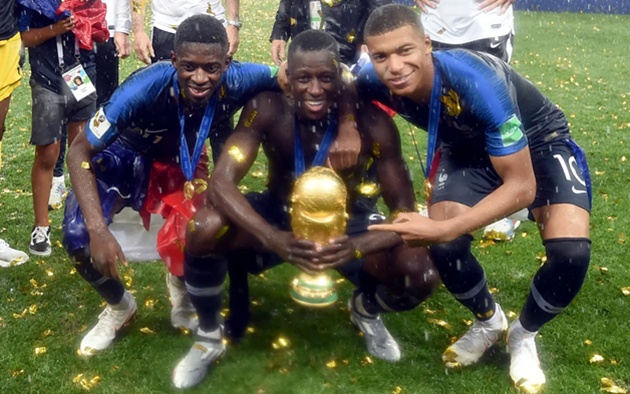 Ảnh bài viết Benjamin Mendy bán đấu giá cúp vô địch World Cup vì vỡ nợ