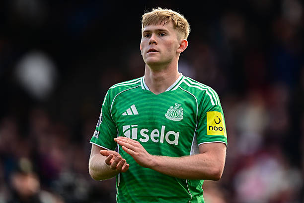 Ảnh bài viết Lewis Hall xứng đáng để Manchester United bạo chi?