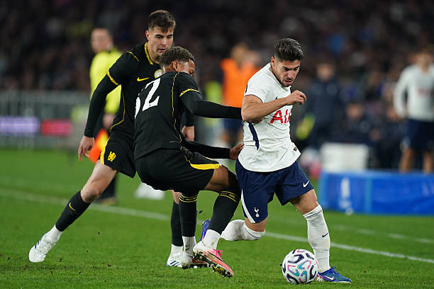 Lợi thế hơn người không thể giúp Chelsea ghi bàn vào lưới Spurs. Ảnh: Getty Images.