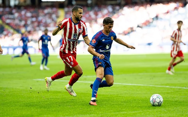 Lacey khiến Atletico gặp nhiều khó khăn trong việc theo kèm. Ảnh: Getty.
