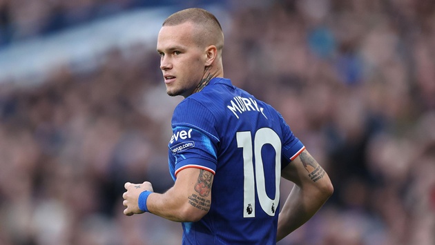 Alonso chào mừng Mudryk trở lại đội hình Chelsea. (Ảnh: Getty Images)