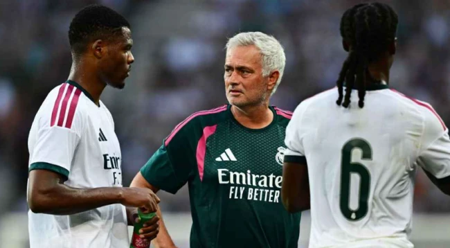 Ảnh bài viết Mourinho khen ngợi nỗ lực của Endrick và Dumfries