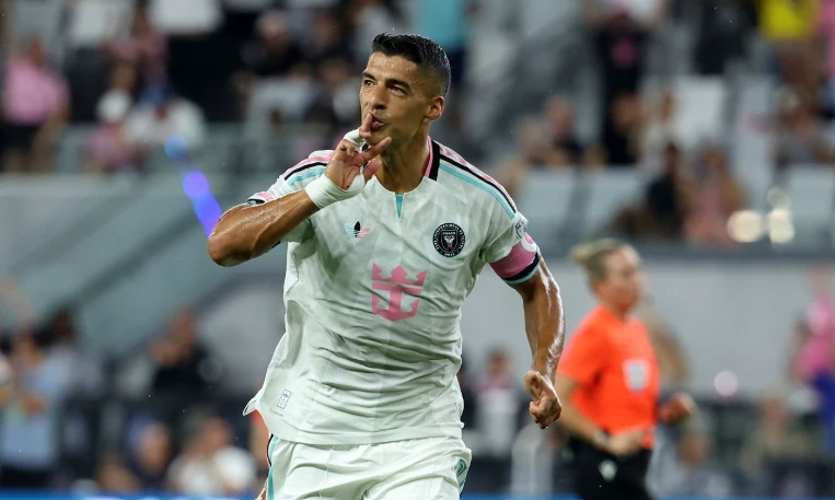 Suarez ghi si&ecirc;u phẩm. Ảnh: Getty.