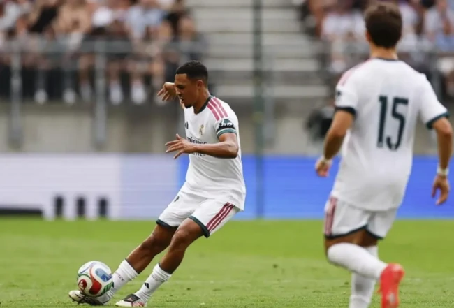 Trent Alexander-Arnold sẽ cạnh tranh với Dumfries. Ảnh: AS.