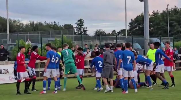 Ảnh bài viết U16 Man Utd hỗn chiến nảy lửa với U16 Sunderland rồi vô địch