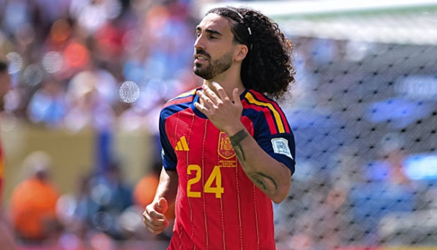 Ảnh bài viết Cucurella cho người đưa thư đeo thử huy chương vàng World Cup