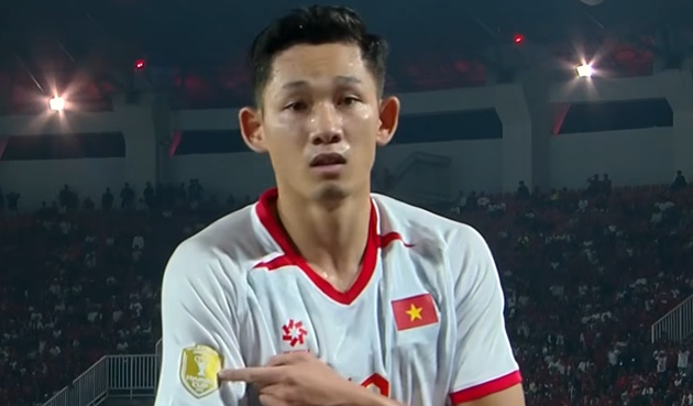 Hai Long hạnh ph&uacute;c v&igrave; chiến thắng trước Indonesia. (Ảnh: Chụp m&agrave;n h&igrave;nh ASEAN Cup)