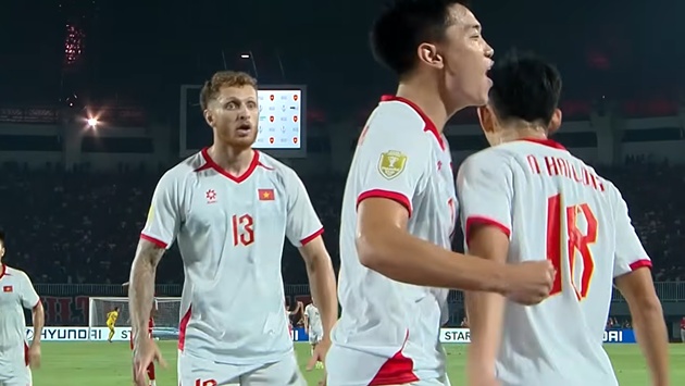 Hai Long hưởng niềm vui cùng đồng đội. (Ảnh: Chụp màn hình ASEAN Cup)