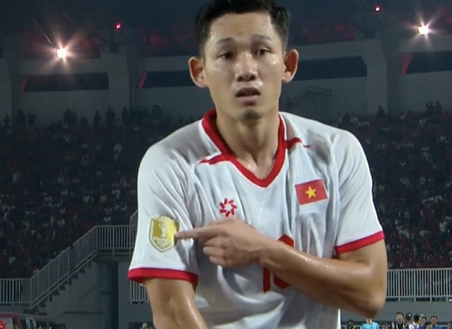 Hai Long ăn mừng sau bàn thắng nhân đôi cách biệt cho ĐTVN trước Indonesia. Ảnh chụp màn hình FPT.