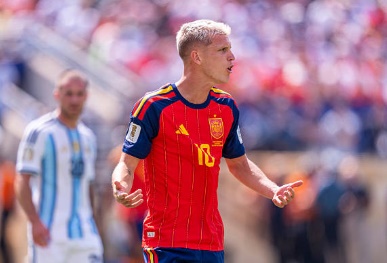 Dani Olmo hoàn toàn có thể chơi trong vai trò của một số 9 ảo. Ảnh: Getty Images.