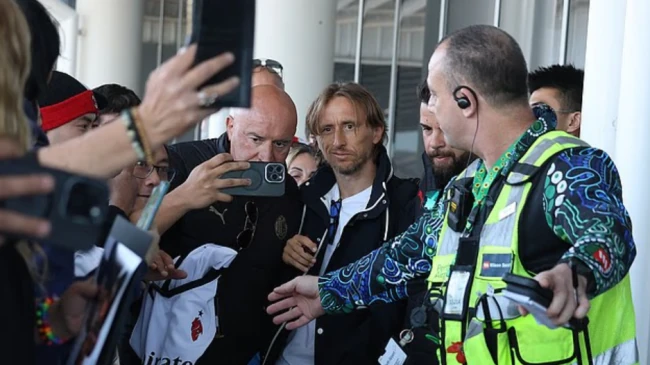Ảnh bài viết CĐV vây kín Luka Modric khi AC Milan đổ bộ xuống Australia