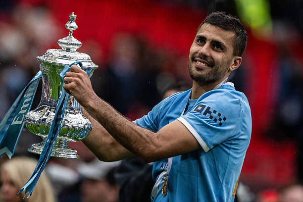 Ảnh bài viết Man City chờ Barca để ép giá Real Madrid vụ Rodri