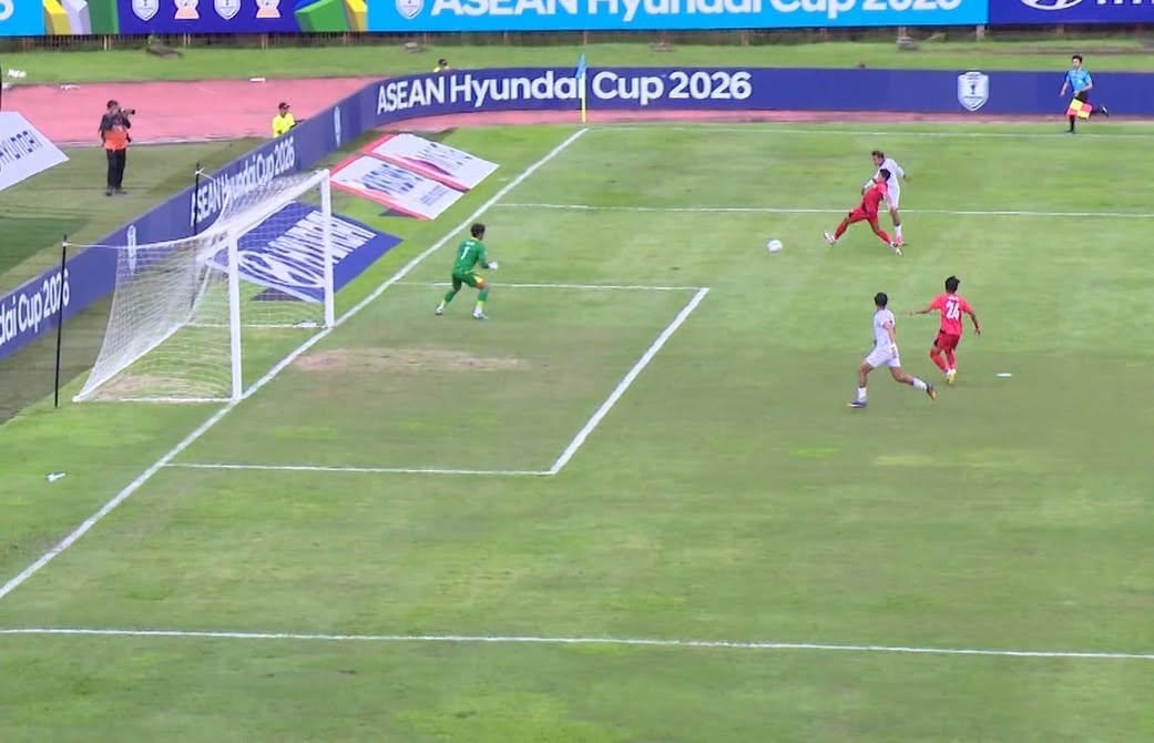 Tình huống dẫn đến bàn thắng nâng tỷ số lên 2-1 cho Myanmar. Ảnh chụp màn hình.