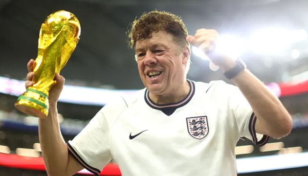 Ảnh bài viết CĐV Anh suýt lỡ chung kết World Cup vì tựa đề một cuốn sách
