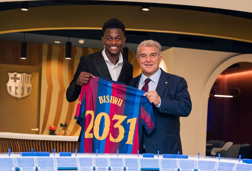 Jesse Bisiwu ch&iacute;nh thức k&yacute; hợp đồng với Barcelona. Ảnh: Barcelona FC.