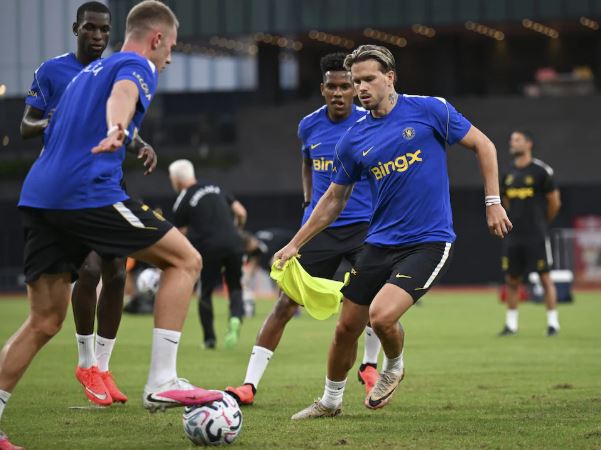  Mykhailo Mudryk đ&atilde; trở lại tập luyện c&ugrave;ng to&agrave;n đội Chelsea. Ảnh: Getty Images.