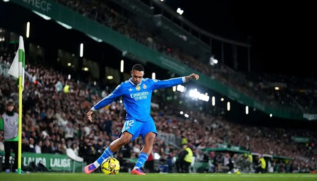 Trent Alexander-Arnold hứa hẹn sẽ b&ugrave;ng nổ hơn dưới thời Jose Mourinho. Ảnh: Getty Images