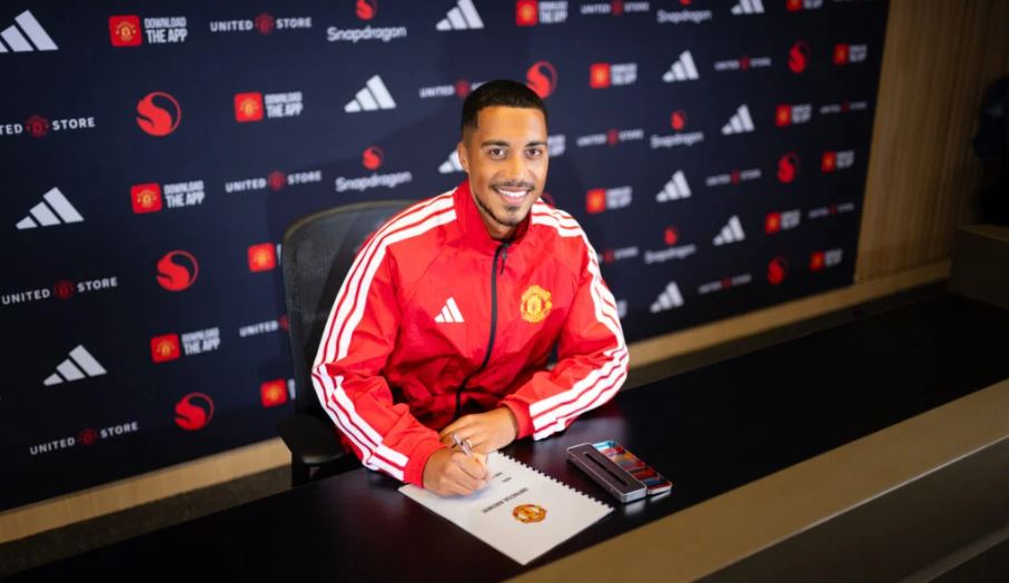 Tielemans rạng rỡ trong màu áo Quỷ đỏ. Ảnh: Getty Images.