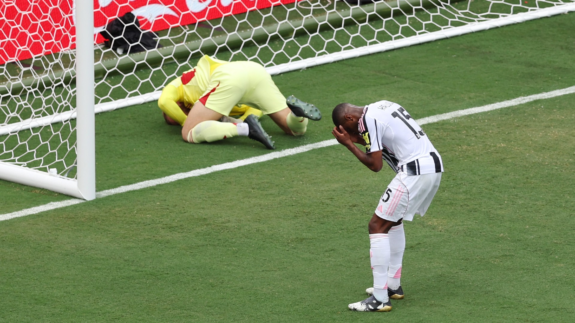 Own Goal ảnh hưởng trực tiếp mọi thống kê cá nhân. Ảnh: Getty Images.